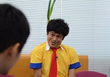 記者たちのウケ具合を変顔で確認する流れ星ちゅうえい。