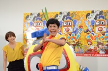 ギャグを披露する流れ星ちゅうえい。