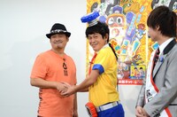 会見終了後、石平信司監督と握手を交わす流れ星ちゅうえい。