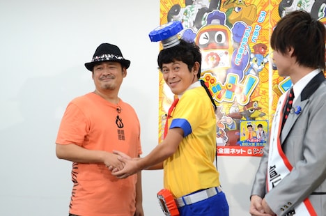 会見終了後、石平信司監督と握手を交わす流れ星ちゅうえい。