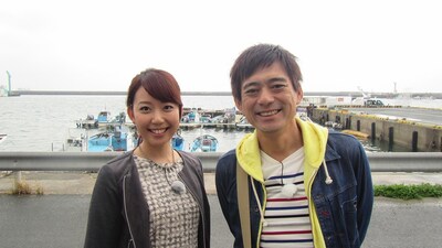 左から須黒清華アナウンサー、博多華丸。