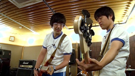 （左から）東京03豊本、バカリズム。(c)テレビ朝日