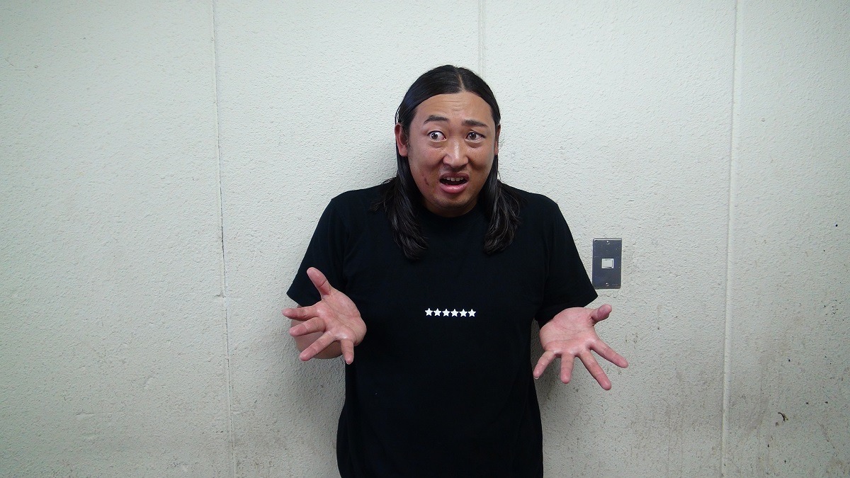 BOTYを着用したロバート秋山。