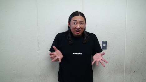 BOTYを着用したロバート秋山。