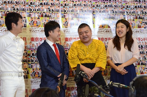 囲み取材の様子。