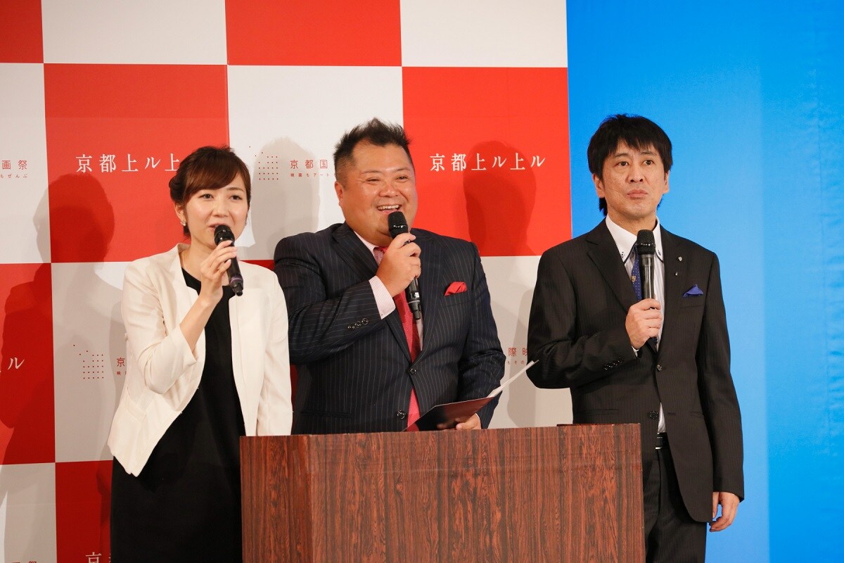 左から遠藤奈美（KBS京都アナウンサー）、ブラックマヨネーズ。