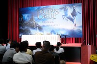 タウンワークのCM「通訳」編のワンシーン。