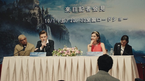 タウンワークのCM「通訳」編のワンシーン。