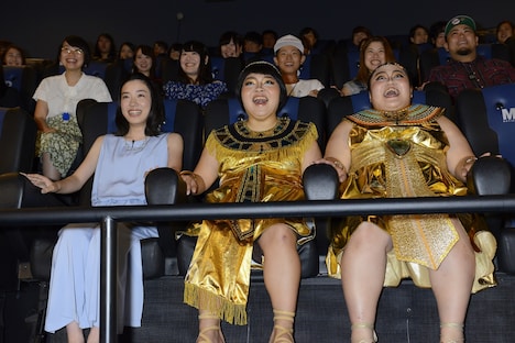 映画「キング・オブ・エジプト」の4D上映を体験する、おかずクラブ、永野芽郁（左）。