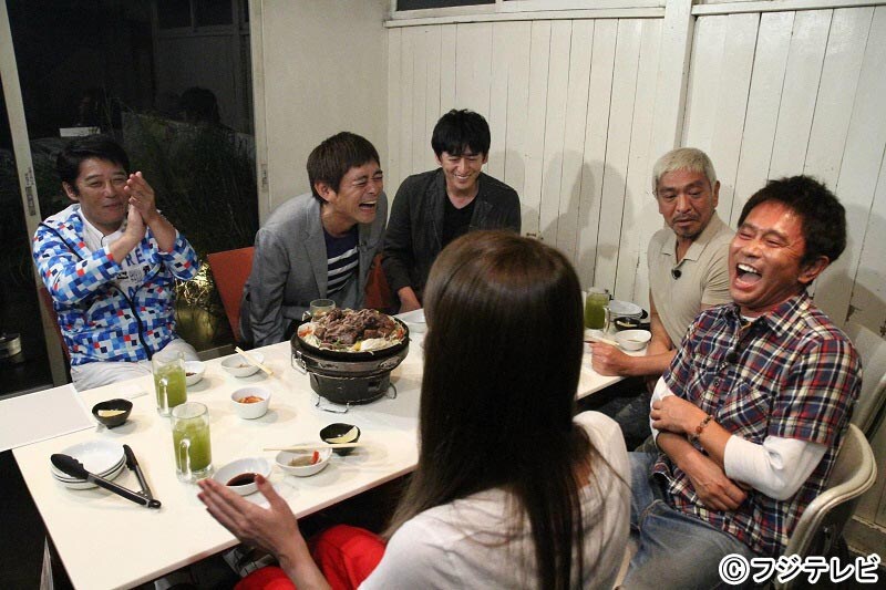 「ダウンタウンなうSP」の「本音でハシゴ酒」企画に登場する博多華丸・大吉（後方中央）。