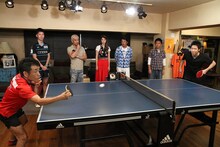 水谷隼選手（右端）との卓球対決に臨む猫ひろし（左端）。