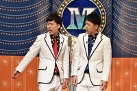 漫才でトークテーマを発表する吉田たち。(c)読売テレビ