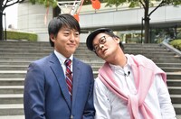 左から平松翔馬アナウンサー、アインシュタイン稲田。(c)読売テレビ