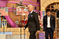 会見に登場するダウンタウン。