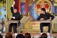 1stステージでネタを披露するかまいたち。(c)MBS