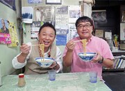 「極上空間 ～小さなクルマ、大きな未来。～」に出演する（左から）恵俊彰、カンニング竹山。(c)BS朝日