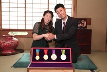 （左から）レスリングの吉田沙保里選手、小籔千豊。(c)関西テレビ