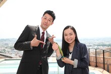 （左から）小籔千豊、卓球の伊藤美誠選手。(c)関西テレビ