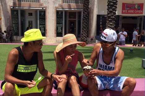 さまぁ～ずと浅田舞（中央）。(c)TBS