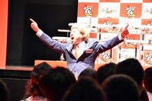 「U.S.A！ U.S.A！」と会場を煽るレイザーラモンRG。