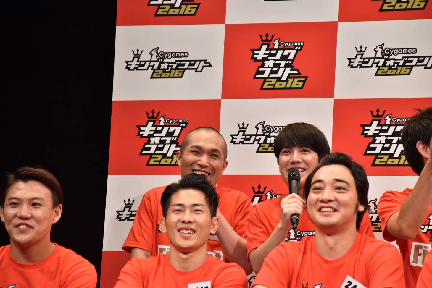 コメントするラブレターズ（後列2人）。