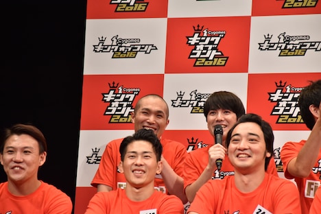 コメントするラブレターズ(後列2人)。