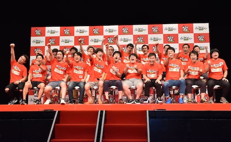 記者会見中の様子。