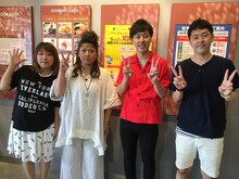 左から海原やすよ ともこ、吉田たち。