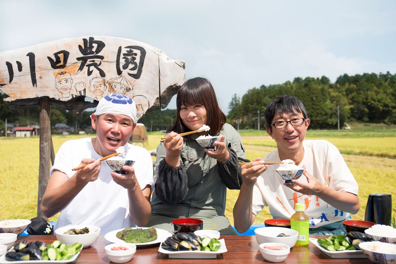 左からガレッジセール川田、チカコホンマ、長岡市副市長の高見真二氏。
