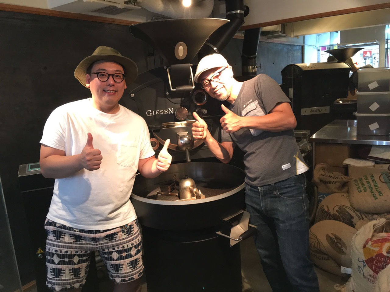 CAFE FACON協力のもとオリジナルブレンドを完成させたコーヒールンバ平岡（左）。