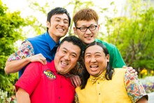 「ザキとロバ」に出演するアンタッチャブル山崎（手前左）とロバート。(c)メ～テレ