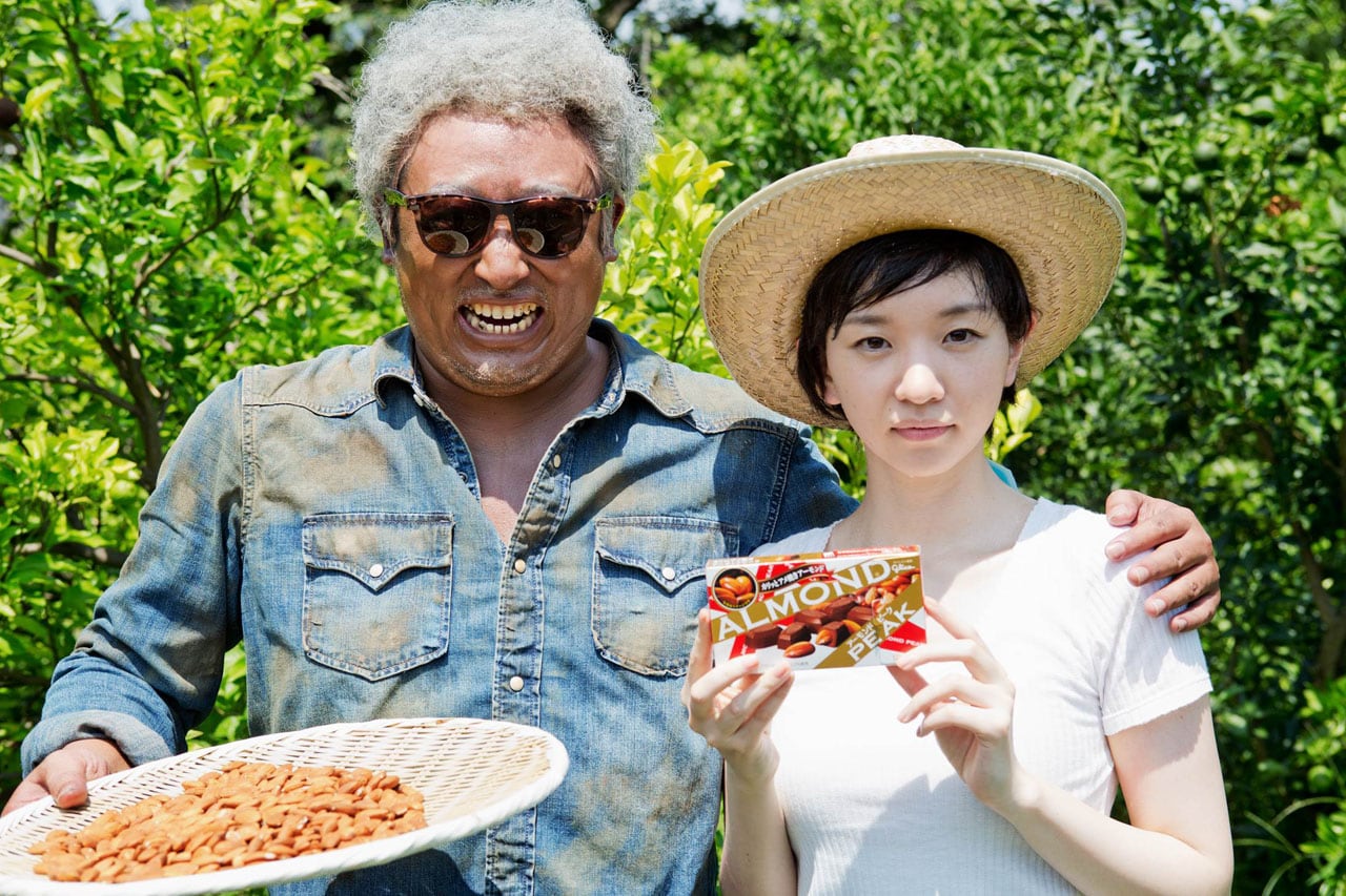 ロバート秋山、伝説のアーモンド農園園長ジョージ・ヴァンダム氏に扮する