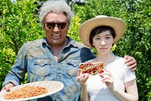 ロバート秋山扮するジョージ・ヴァンダム氏（左）。