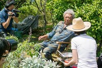 「アーモンド農園 園長篇」撮影中の様子。