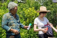 「アーモンド農園 園長篇」撮影中の様子。