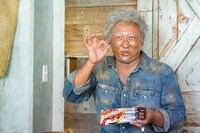 「アーモンド農園 園長篇」撮影中の様子。