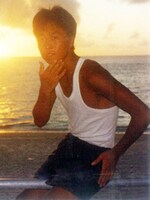 30年前、サーフィンを嗜んでいた頃のさまぁ～ず三村。