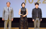 左から平泉成、木村多江、内村光良。