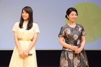 左から土屋太鳳、宮崎美子。