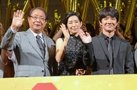 左から平泉成、木村多江、内村光良。