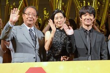 左から平泉成、木村多江、内村光良。