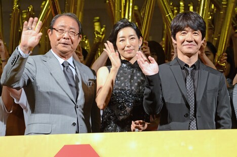 左から平泉成、木村多江、内村光良。
