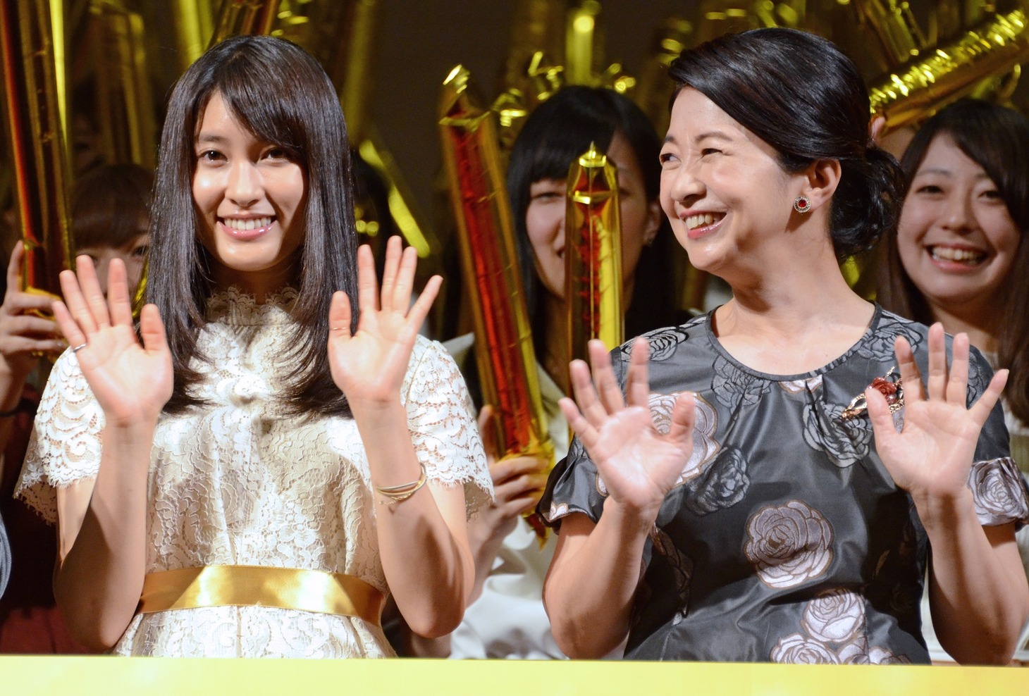 左から土屋太鳳、宮崎美子。