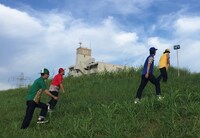 エロ本を探すアンタッチャブル山崎とロバート。(c)メ～テレ