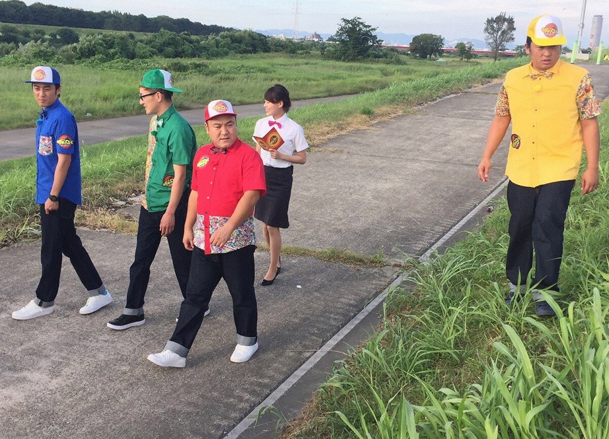エロ本を探すアンタッチャブル山崎とロバート。(c)メ～テレ