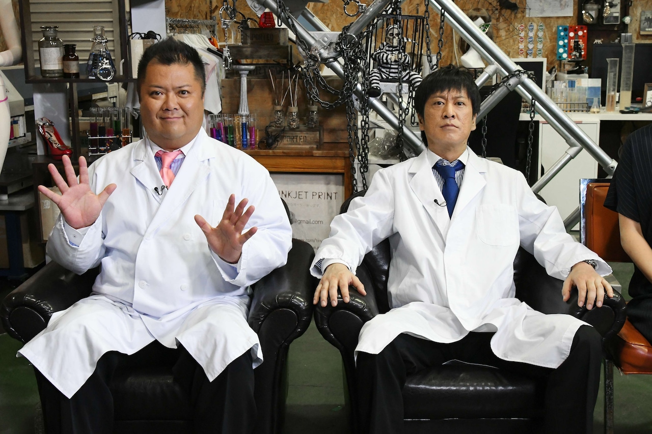 「夜のブラマヨ研究所 ブラック トゥ ザ フューチャー!!」に出演するブラックマヨネーズ。(c)東海テレビ