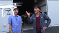 ドローン競技場を訪れたチュートリアル徳井とスピードワゴン小沢。(c)MBS