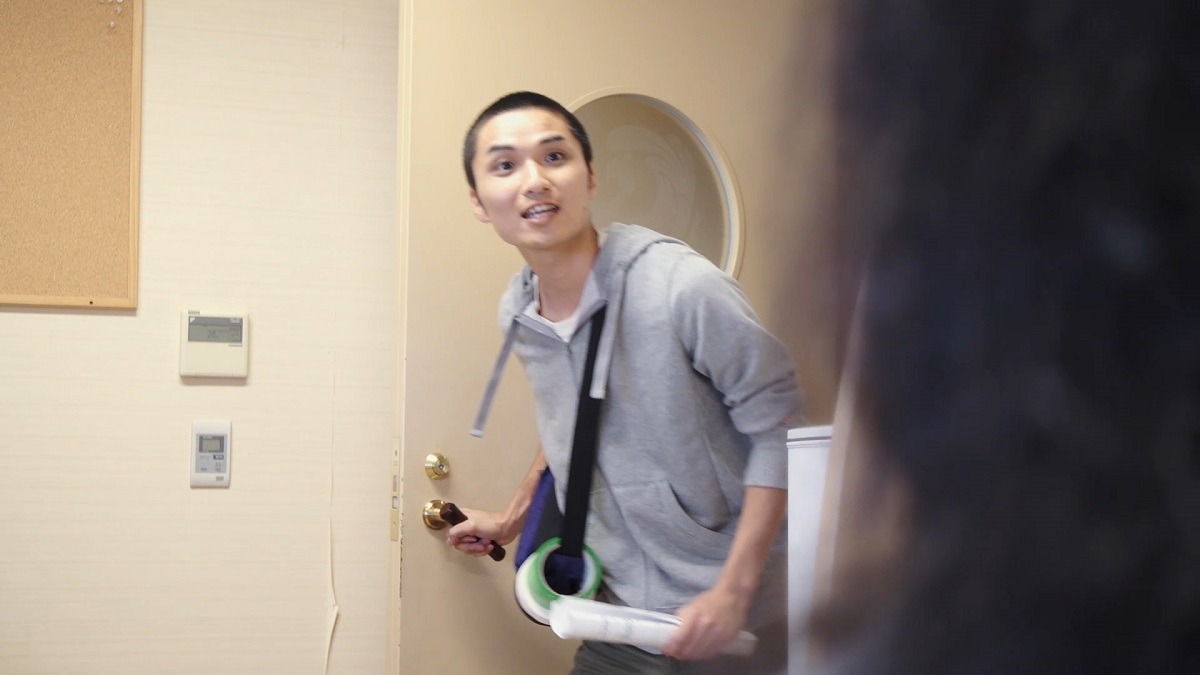 「花王 フレアフレグランス ロッチに事件!?」の「相方と篇」のワンシーン。