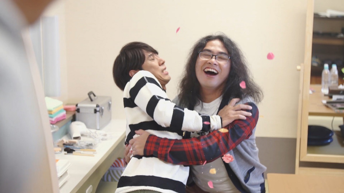 「花王 フレアフレグランス ロッチに事件!?」の「相方と篇」のワンシーン。