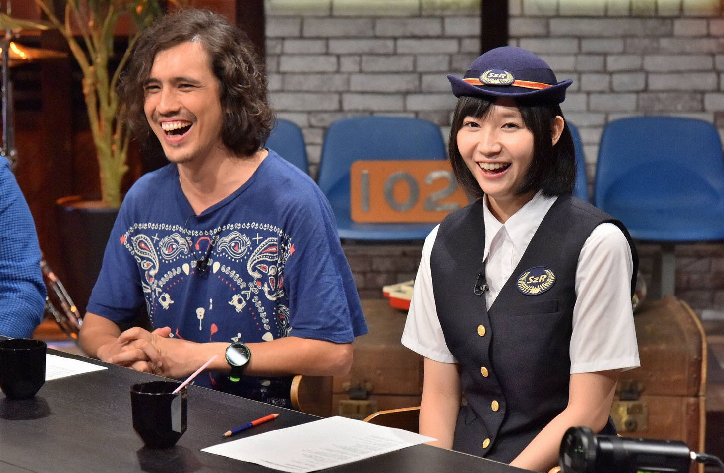 「MBS SONG TOWN」に出演する（左から）野村雅夫、鈴川絢子。(c)MBS